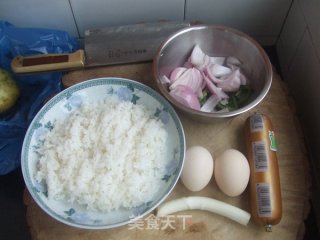 香肠鸡蛋盖浇饭的做法步骤：1