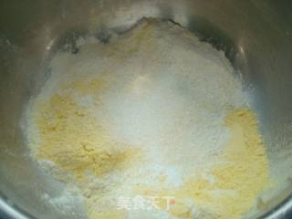 电饭锅做玉米发糕的做法步骤：2