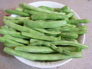 干煸肉末四季豆的做法步骤：1