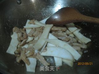 肉炒马腿菇的做法步骤：3