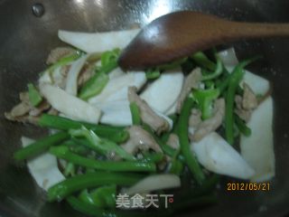 肉炒马腿菇的做法步骤：4