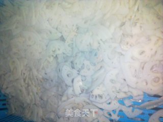瘦肉炒莲藕的做法步骤：1