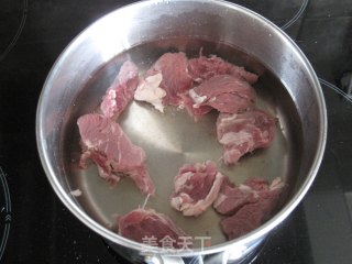 蘑菇焖牛肉的做法步骤：1