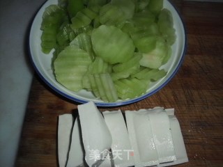 莴笋烧豆腐的做法步骤：2