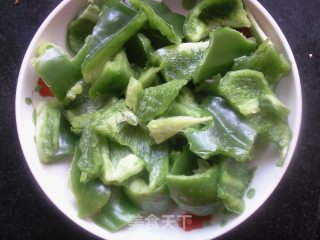 大辣椒炒肉的做法步骤：1
