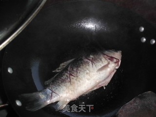 金沙鲫鱼的做法步骤：4