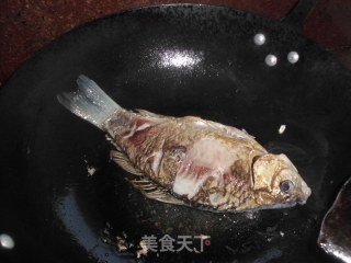 金沙鲫鱼的做法步骤：5