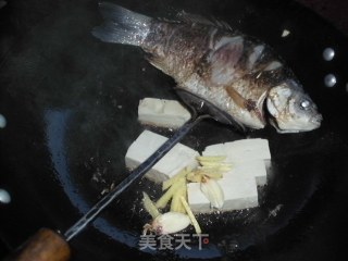 金沙鲫鱼的做法步骤：6