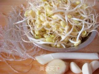 黄豆芽炖粉条的做法步骤：1