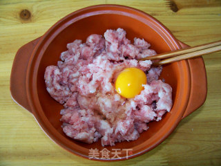 心蓝手制私房菜【黄金飘香肉丸】——喝酒的男人是寂寞的的做法步骤：2