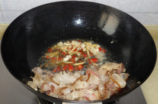 洋葱炒腊肉的做法步骤：5