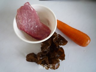 胡萝卜木耳炒肉丝的做法步骤：1