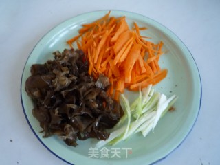 胡萝卜木耳炒肉丝的做法步骤：3