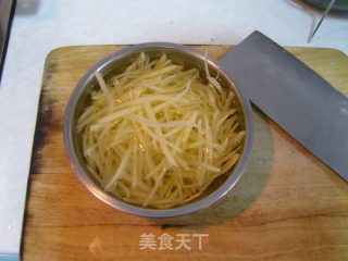 治愈系美食--呛拌土豆丝的做法步骤：1