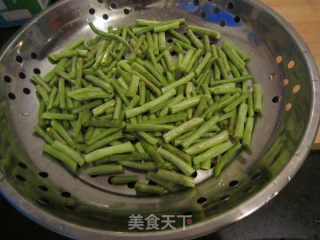 干煸豆角的做法步骤：2