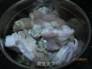 卤猪蹄的做法步骤：1