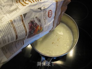 西式早餐——香蕉牛奶粥的做法步骤：2