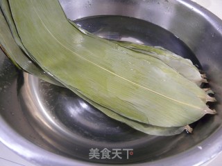 端午节吃粽子——咸蛋黄粽子的做法步骤：1