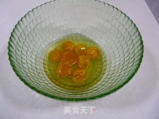 端午节吃粽子——咸蛋黄粽子的做法步骤：3