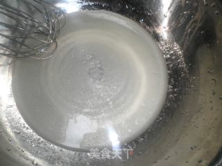 有点回缩的8寸戚风蛋糕的做法步骤：2
