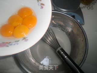 有点回缩的8寸戚风蛋糕的做法步骤：3