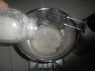 有点回缩的8寸戚风蛋糕的做法步骤：5