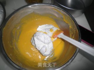 有点回缩的8寸戚风蛋糕的做法步骤：9