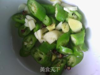 家人都爱的菜——尖椒玉米粒的做法步骤：2