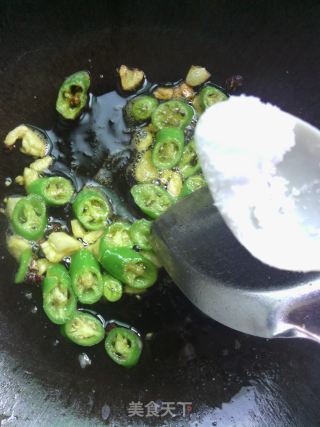 家人都爱的菜——尖椒玉米粒的做法步骤：3