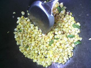 家人都爱的菜——尖椒玉米粒的做法步骤：5