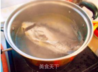 枸杞叶鲫鱼汤的做法步骤：3