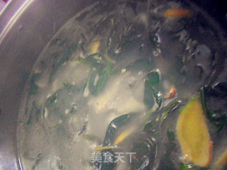 枸杞叶鲫鱼汤的做法步骤：5