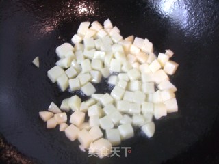 炒多彩丁的做法步骤：2