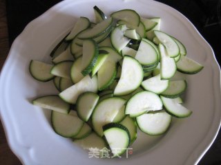 美味瘦身餐——酸辣西葫芦的做法步骤：2