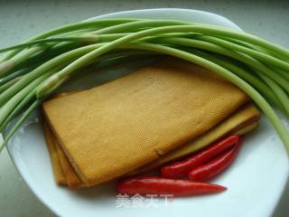 蒜薹炒香干的做法步骤：1