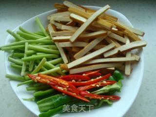 蒜薹炒香干的做法步骤：2
