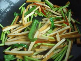 蒜薹炒香干的做法步骤：5