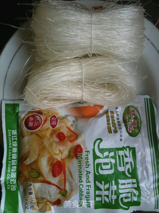 泡菜炒粉丝的做法步骤：1