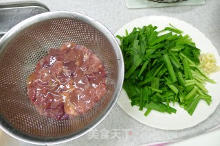 韭菜炒鸡肝 …… 雅子家的简单健康美味儿的做法步骤：1