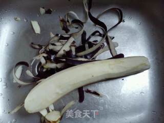 红黄椒炒茄子的做法步骤：1