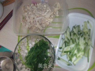 黄瓜金针菇的做法步骤：1