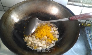 咸蛋黄、鱼丸烩豆腐的做法步骤：3