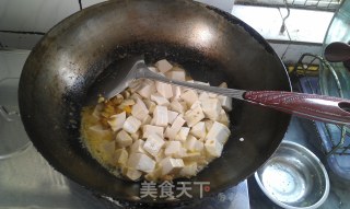 咸蛋黄、鱼丸烩豆腐的做法步骤：4