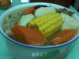玉米红萝卜山药大骨汤的做法步骤：8