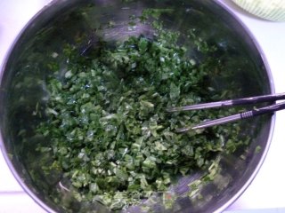 菠菜木耳鸡蛋饺的做法步骤：2