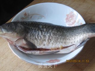 鲫鱼炖豆腐的做法步骤：1