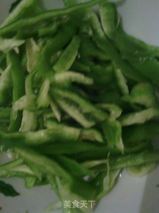 家常小炒——青椒肉丝的做法步骤：2