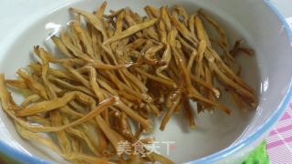 黄花菜草菇炒肉的做法步骤：1