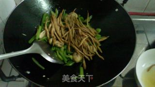 黄花菜草菇炒肉的做法步骤：15
