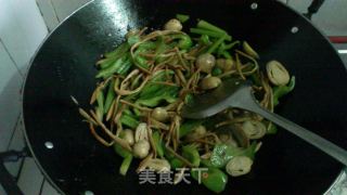 黄花菜草菇炒肉的做法步骤：16
